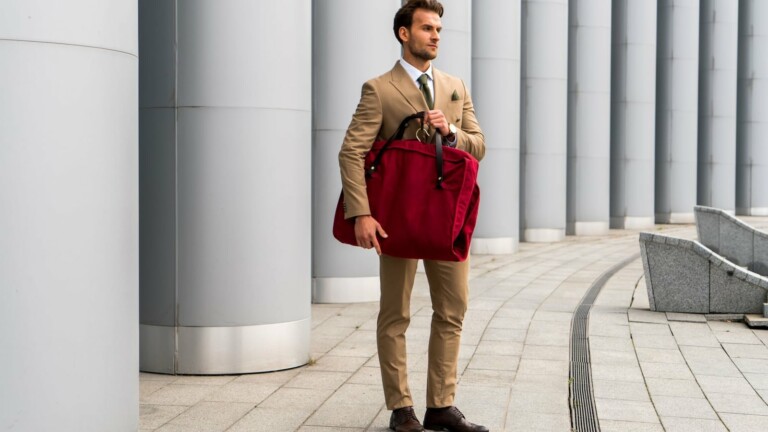 Arterton Signature Garment Bag for luxury suits has a travel-ready and protective design