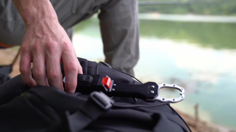 Halasz multifunctional fishing grip provides real-time information through an app