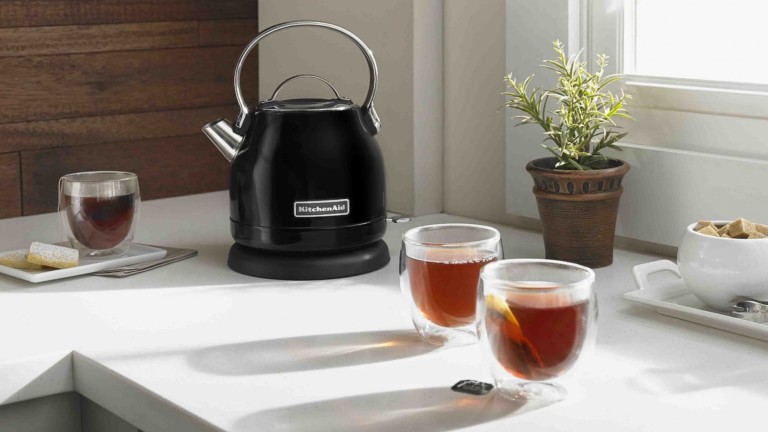 KitchenAid KEK1222 electric kettle has a removable limescale filter